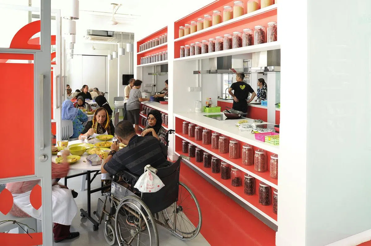 “快乐厨房”让独居老人能到楼下与邻居一起烹调与用餐。