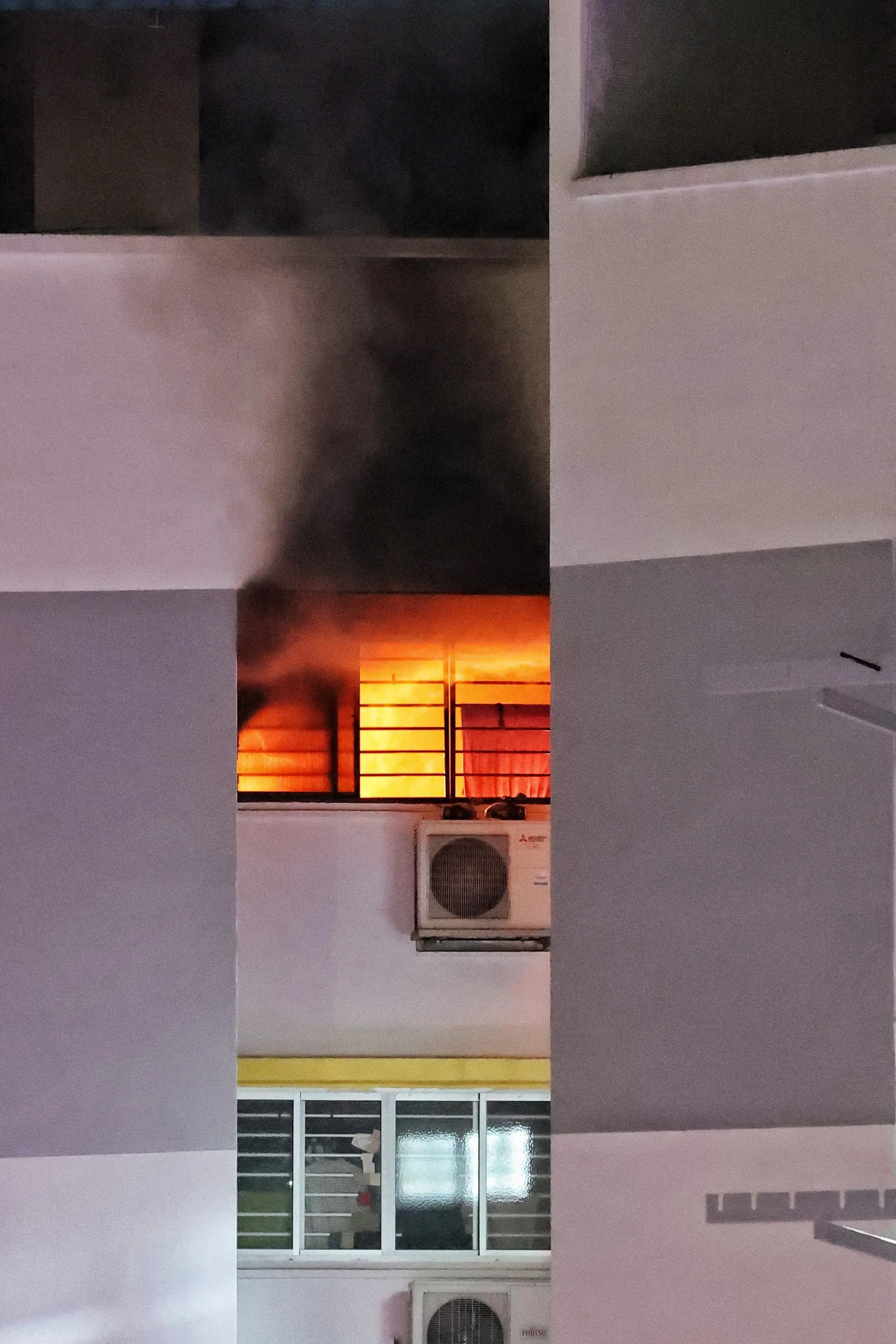 2月19日，在淡滨尼21街第267座组屋，11楼的一个单位失火，一名男子因吸入浓烟送院。（档案照片）