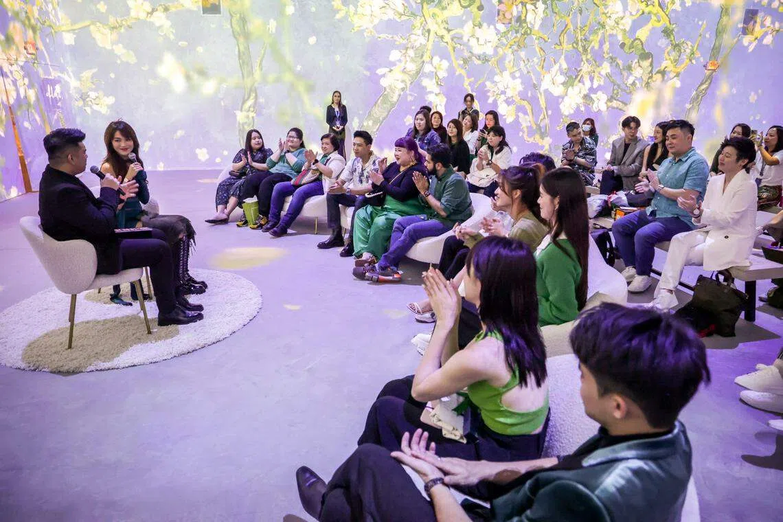 白薇秀在会上接受主持人访问，分享入行20年的感受。（叶振忠摄）