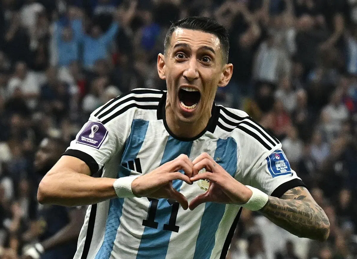 34岁的左边锋迪马利亚 （Angel Di Maria）在梅西间接助攻下为阿根廷攻入第二个进球后欣喜若狂！ 他与梅西属同代战友，已是四度征战世界杯；可是本届世界杯不在首发名单上，至小组赛最后一场赛事才有机会出场。 他上一次在世界杯进球已是四年前的事了。那是上届俄罗斯世界杯16强淘汰赛，虽然最后阿根廷输了比赛，迪马利亚的进球却成就了当届世界杯最长的远射。而当时的对手，正是法国队。（路透社）