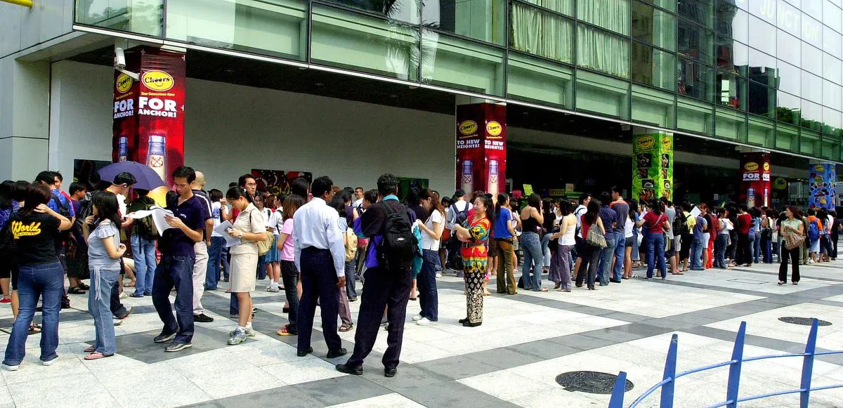 图为2005年7月，大批国人在国泰乌节影城外排队购买周杰伦演唱会门票。（新报）