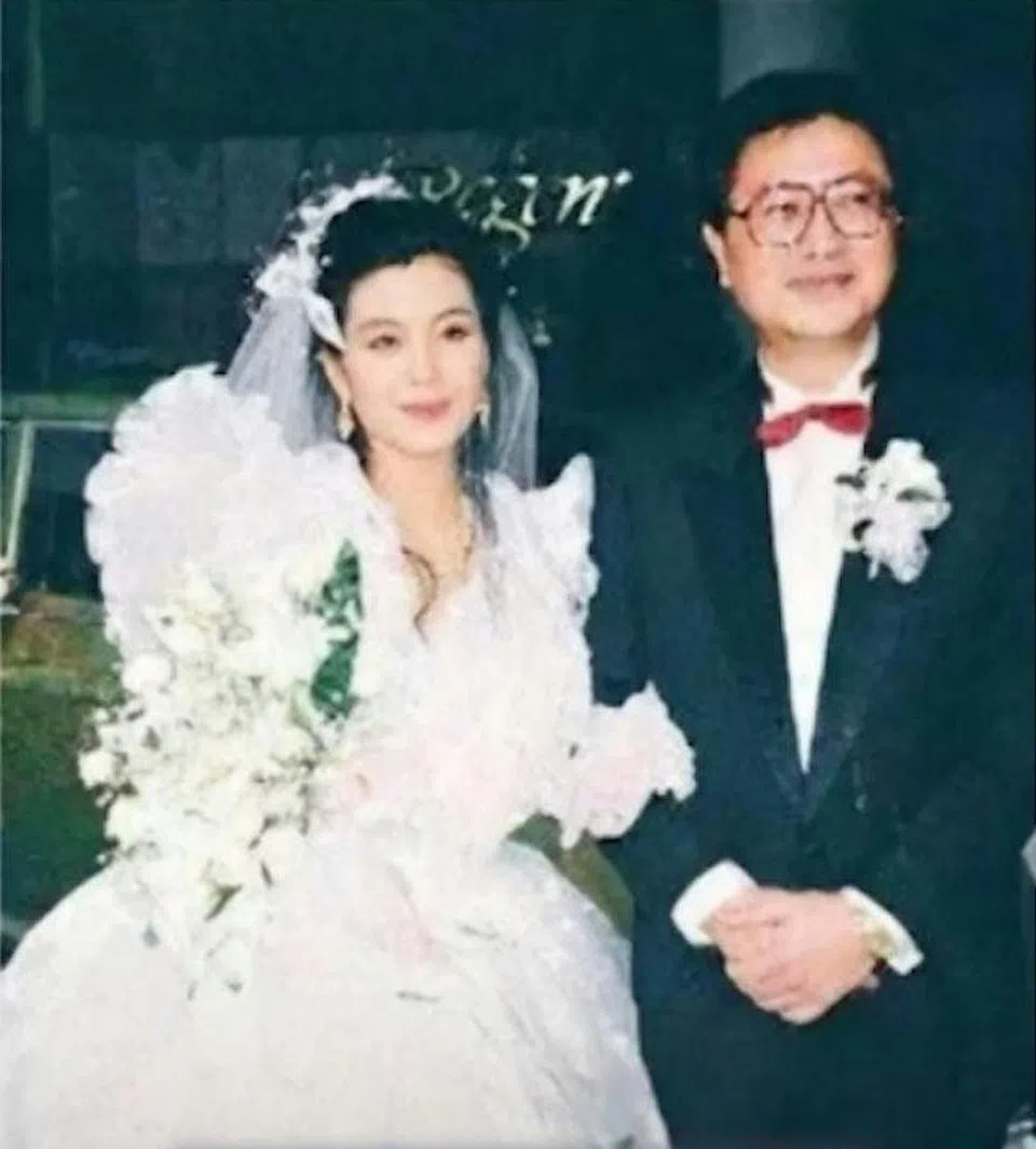 伍咏薇（左）21岁那年嫁给年长31岁的翁江培。（互联网）