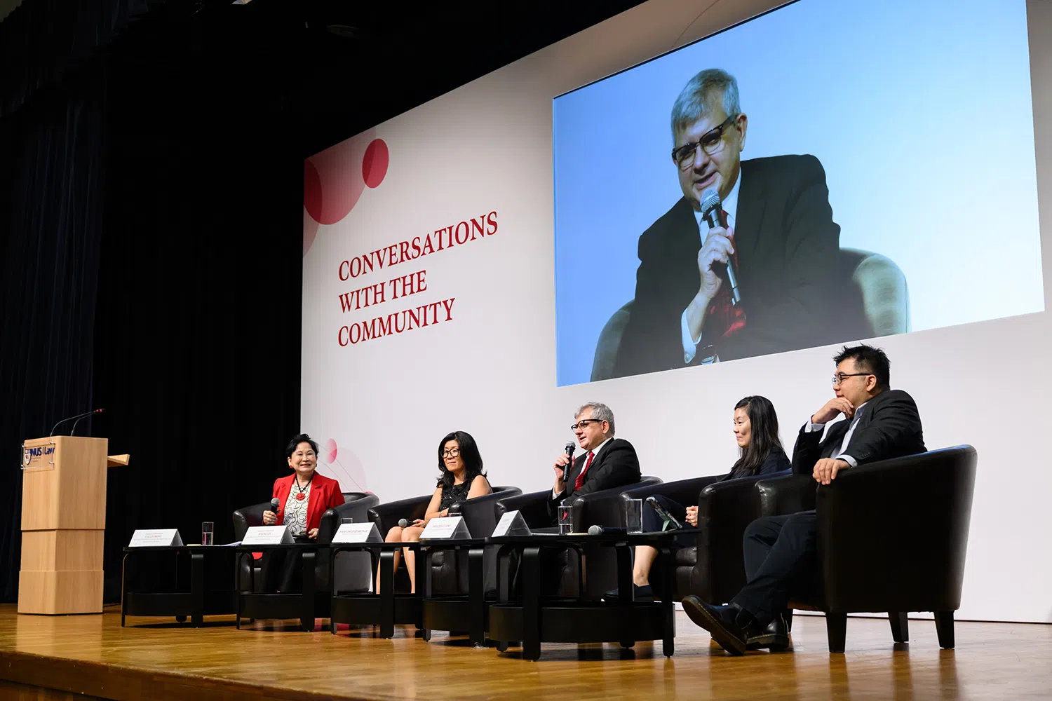 参与第六场“与社区对话”活动小组讨论的成员，探讨法院在支持我国环保工作中所扮演的角色。（图/新加坡法院提供）