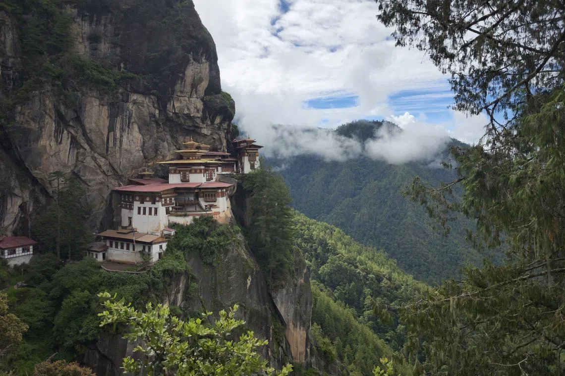 虎穴寺建于千尺峭壁边上，据闻是当年莲花生大士曾闭关的洞穴。（陈默汎摄）