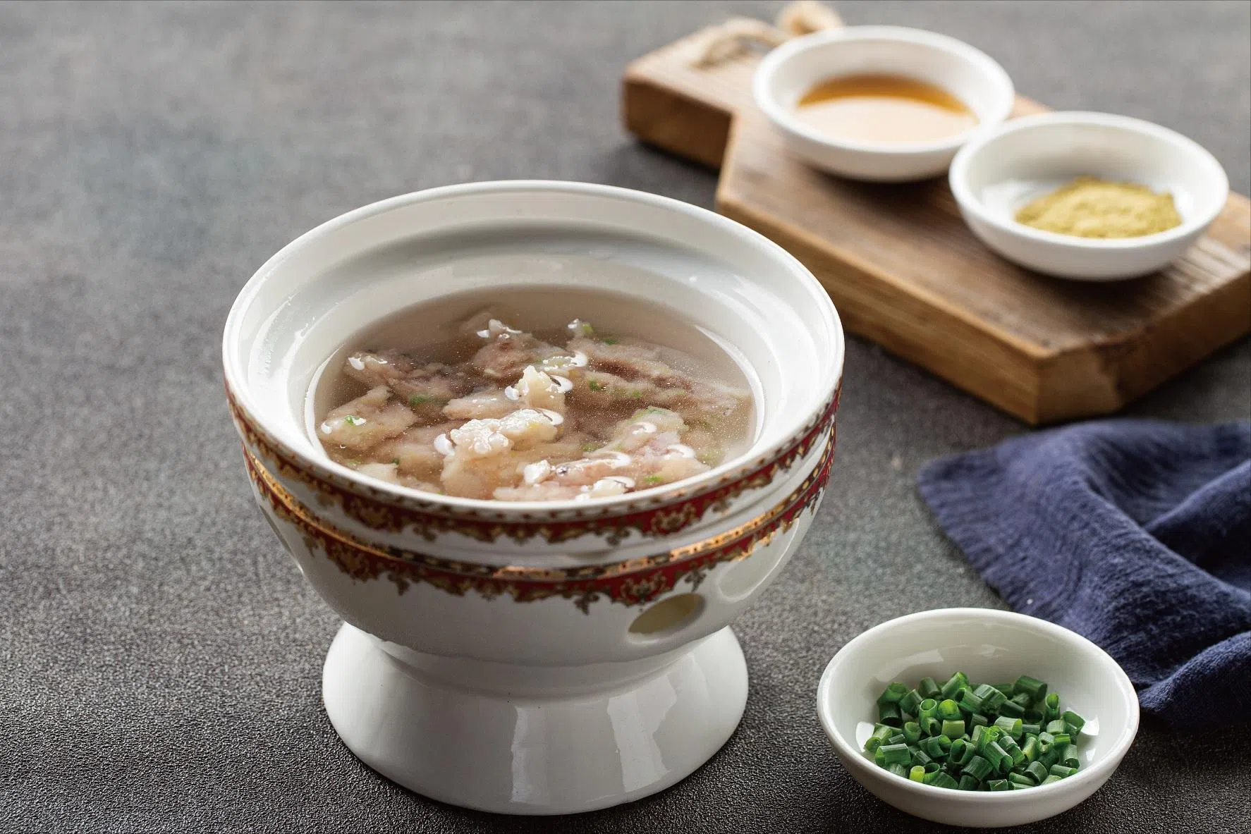 温州鱼丸肉燕汤的鱼丸和肉燕皆经反复捶打，一碗双味，山海交融。（餐馆提供）