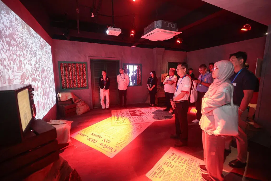 展览分为四个主题展区，包括建国初期的动荡时代，通过影像和沉浸式环境，让人们认识新加坡1964年发生的种族暴动。（李冠卫摄）