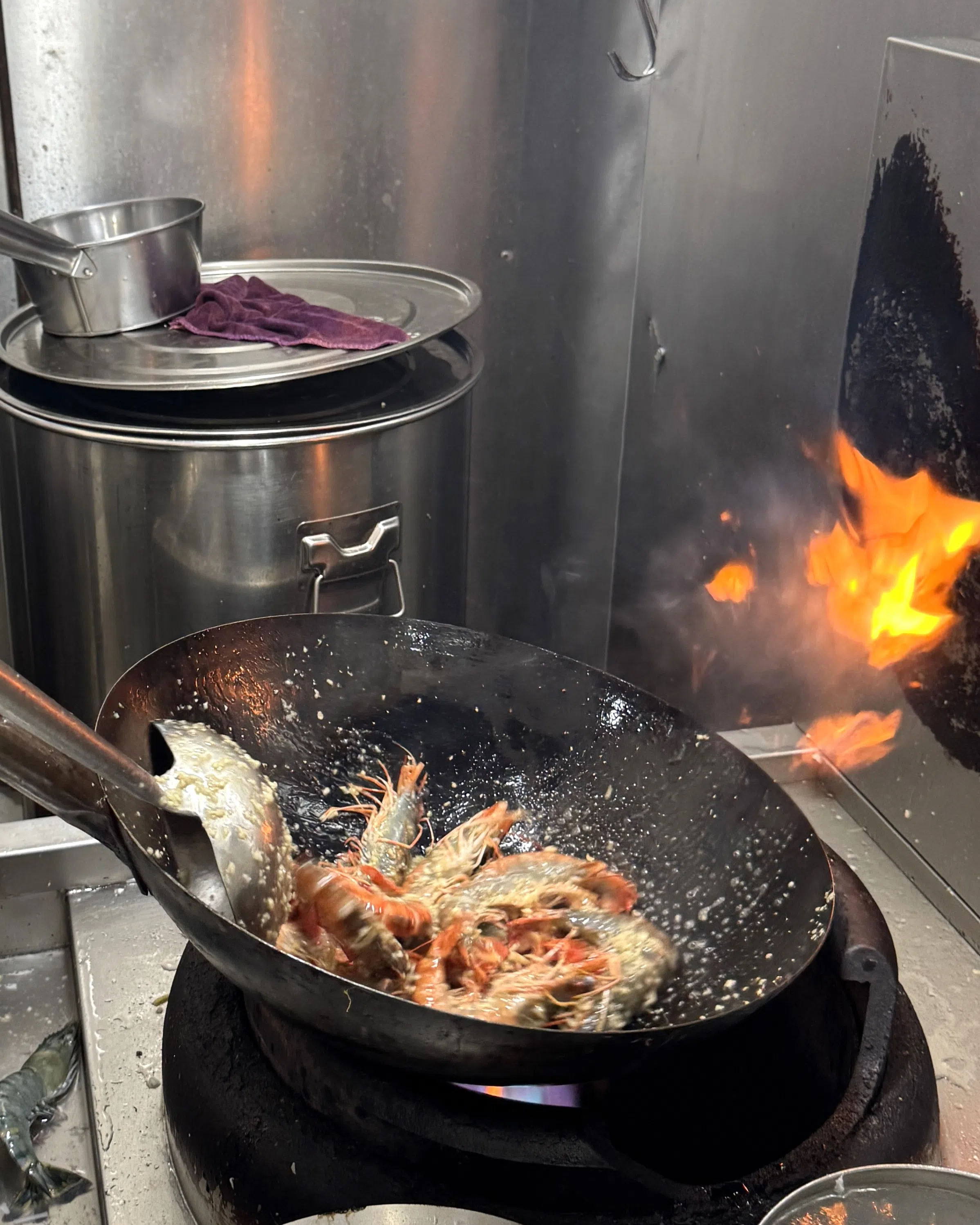 下汤前，把大虾热炒一下让它有镬气。（翁铭芯摄）