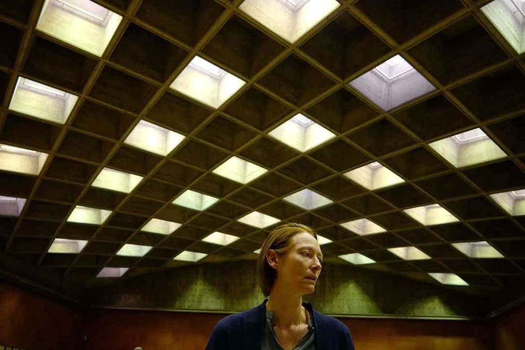 Tilda Swinton在《记忆》中试图用文字和语言形容她听到的神秘声响。（取自Neon IG）