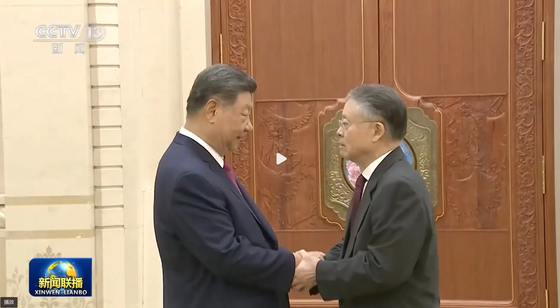 已故中共前总书记江泽民诞辰100周年纪念大会开始前，中共总书记、中国国家主席习近平（左）接见江泽民亲属。（央视网截图）
