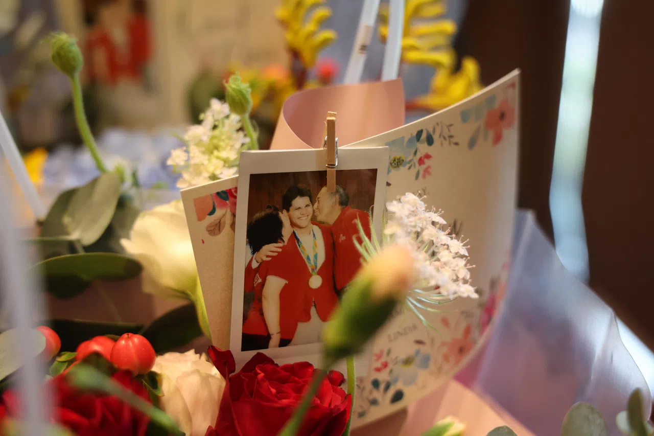 中华游泳会为约瑟林送上鲜花，内附他与家人的合影，表示祝福。（陈斌勤摄）