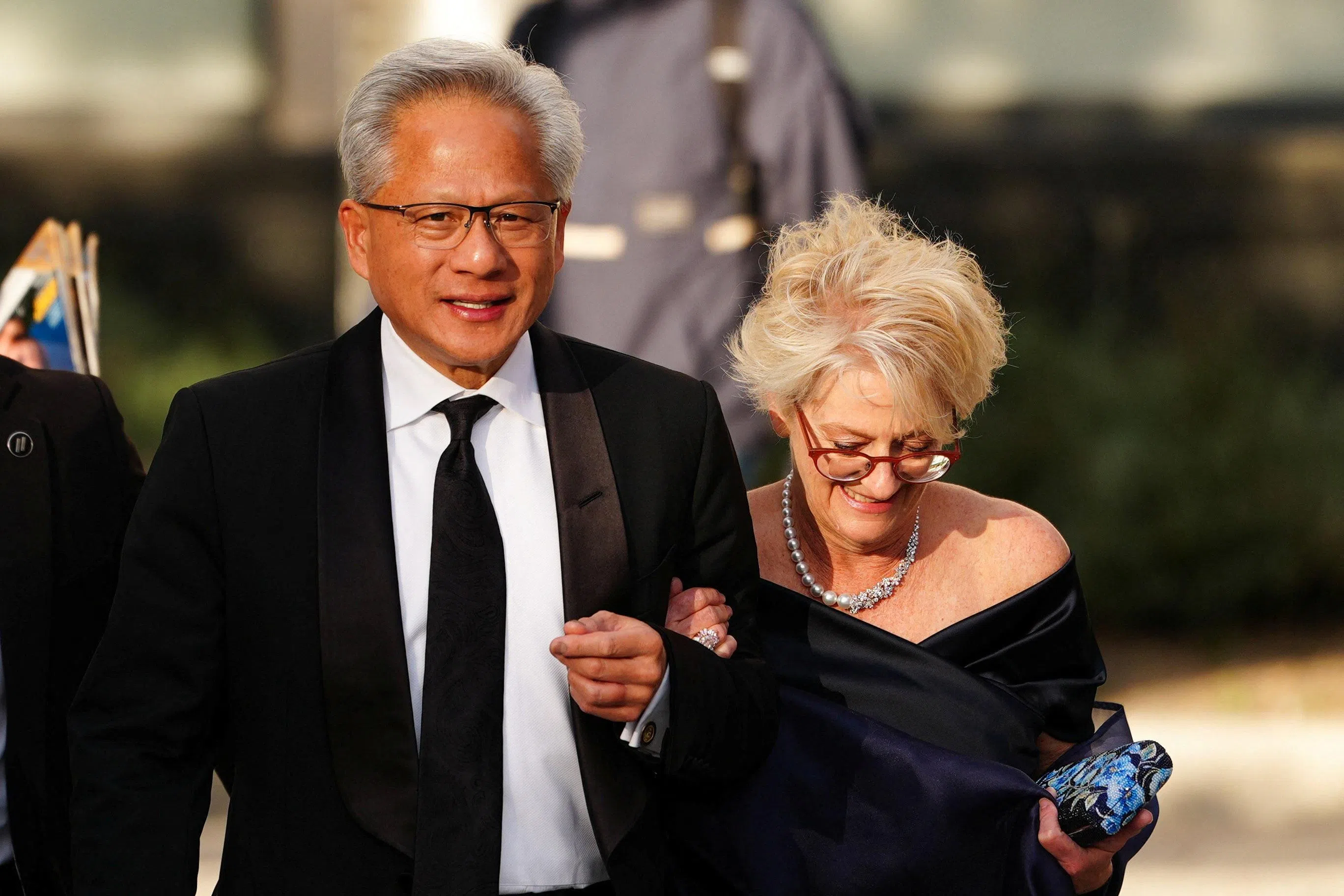 英伟达首席执行长黄仁勋星期四（9月24日）抵达白宫，出席美国总统特朗普与第一夫人梅拉尼娅为中国国家主席习近平及夫人彭丽媛举行的国宴。（路透社）
