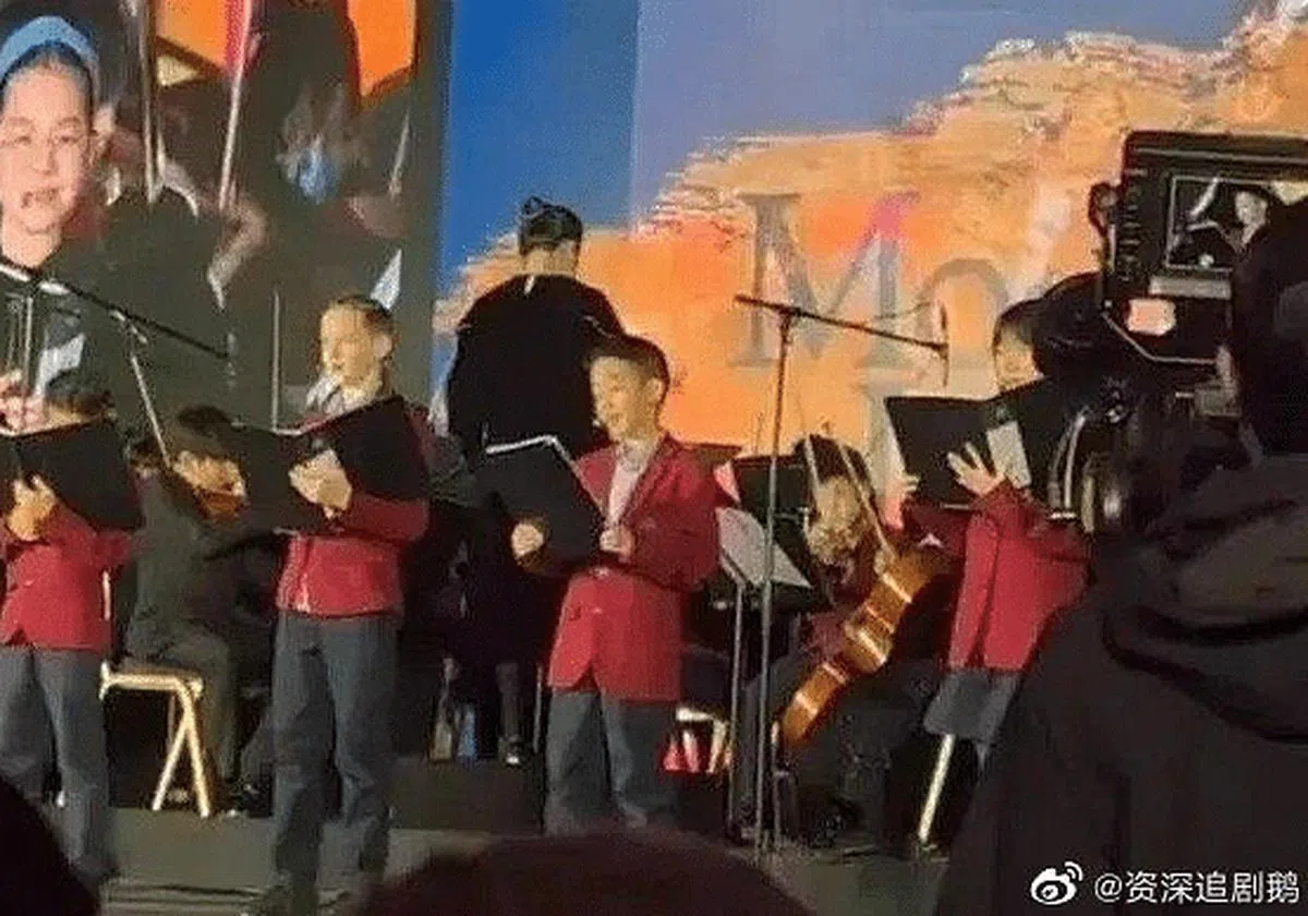 陈小春及应采儿儿子Jasper的表演画面曝光，有网民发现舞台和孙俪女儿的一样，推测他们是校友。（互联网）