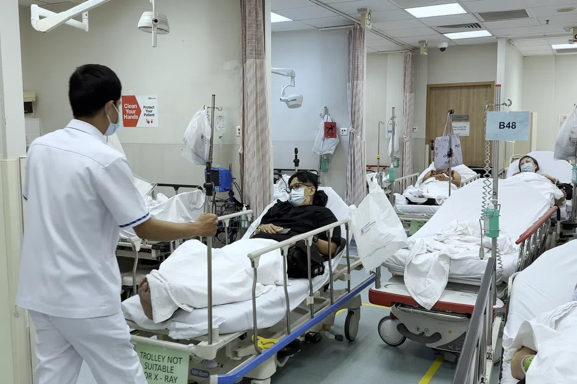 下午时分，中央医院急诊部病人爆满，走廊上临时加设的病床也越来越多。（视频截图）