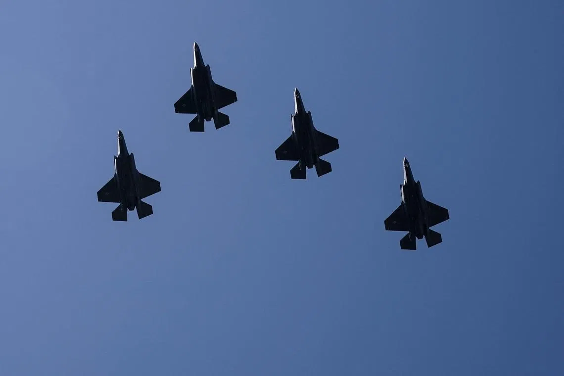 华盛顿正在向波多黎各部署10架F-35战斗机，它们将加入已部署在加勒比海南部的美国军舰。图为9月3日，在波兰总统纳夫罗茨基访问华盛顿特区期间，F-35战斗机飞越白宫。（法新社）