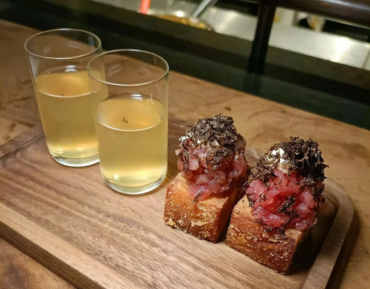 Aniba餐馆的蓝鳍金枪鱼配焗烤马铃薯和法国黑松露，吃完后再喝一小杯法式番茄清汤。（黄亿敏摄）