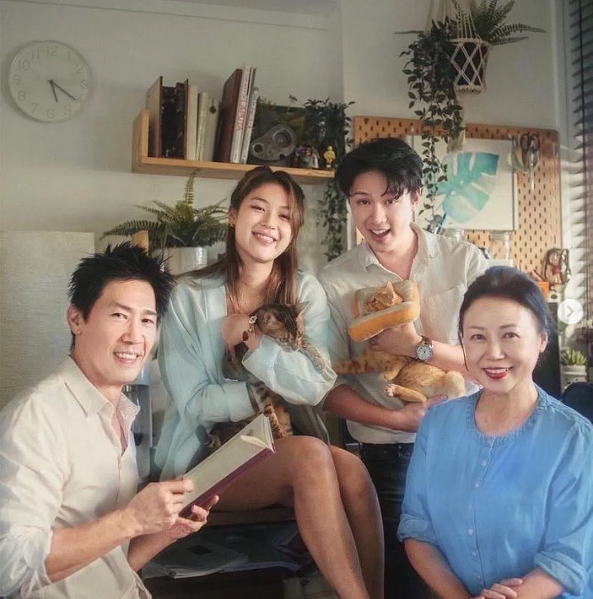 陈之财、向云一家四口在旧家合照。（取自网络） 