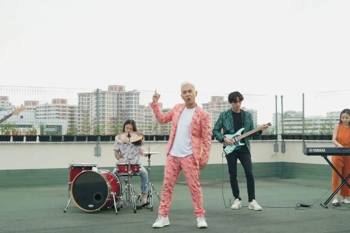 《赴汤蹈火》MV里的廖永谊服装与发色比较花哨。（受访者提供）