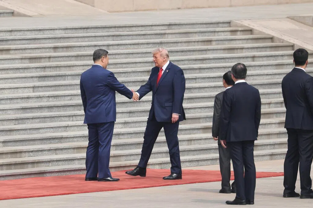 习近平与特朗普见面时先握手，之后特朗普与中方人员一一握手。