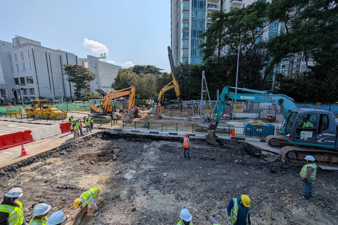 经过一夜的液化稳定土回填，丹戎加东地陷坑洞已快填满，和路面仅剩下10公分左右的距离。（李冠卫摄）