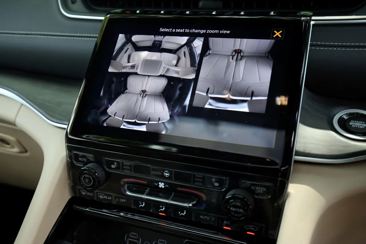 第二和第三排座位上方安装了摄像头，方便驾驶者查看乘客情况。（李姿仪摄）