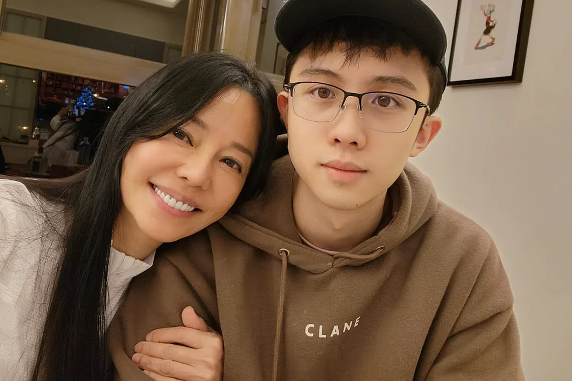 狄莺对儿子的母爱被批评太畸形。（互联网）