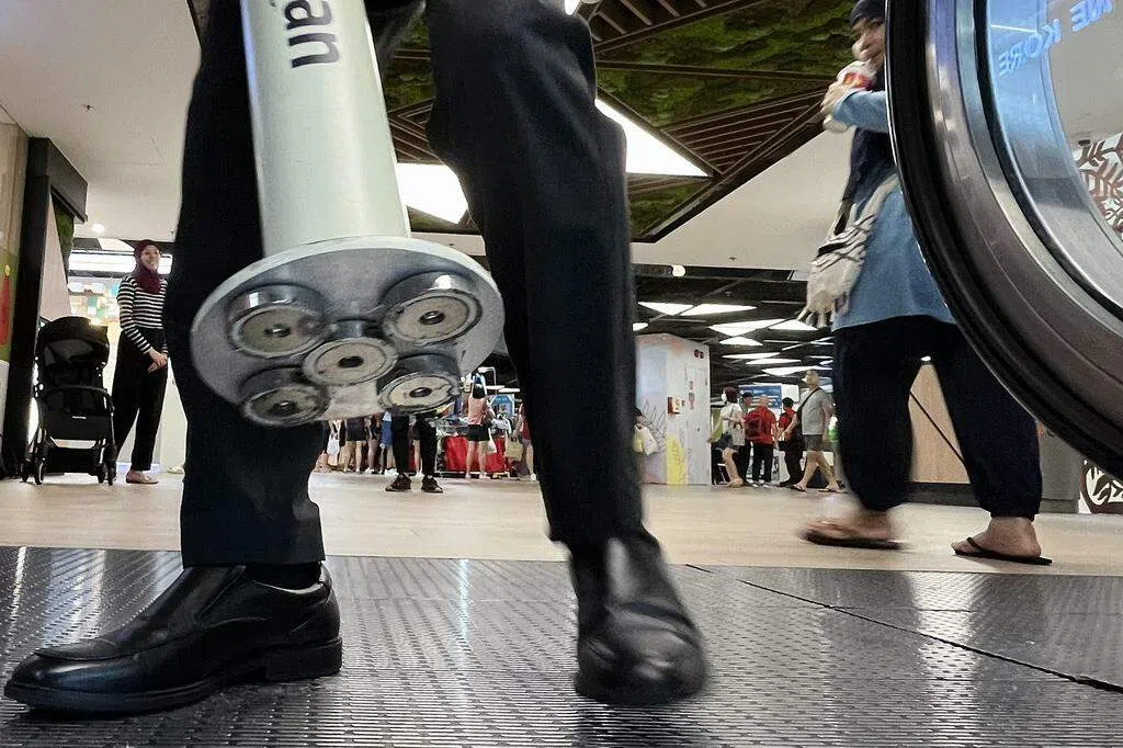 购物中心首用磁柱 阻大型物件上电扶梯 | 联合早报