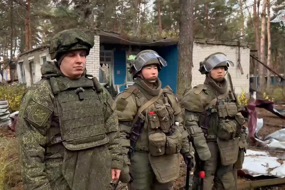 11月14日发布的一段视频显示，俄罗斯和朝鲜士兵在库尔斯克地区进行排雷训练。（路透社）