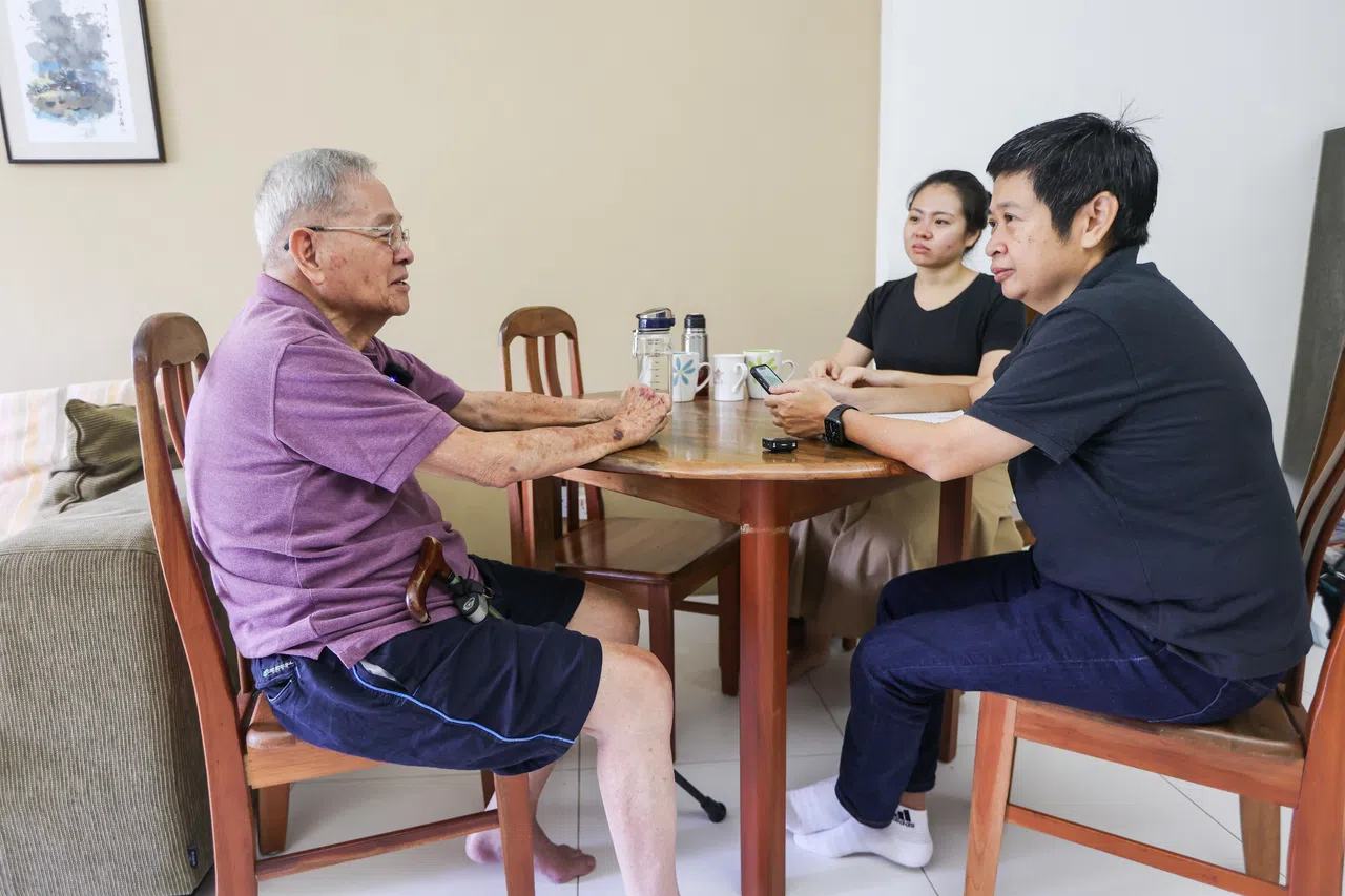 2022年8月31日，张清江在家中与韩咏梅（右一）和李思邈（右二）做访谈。（白艳琳摄）