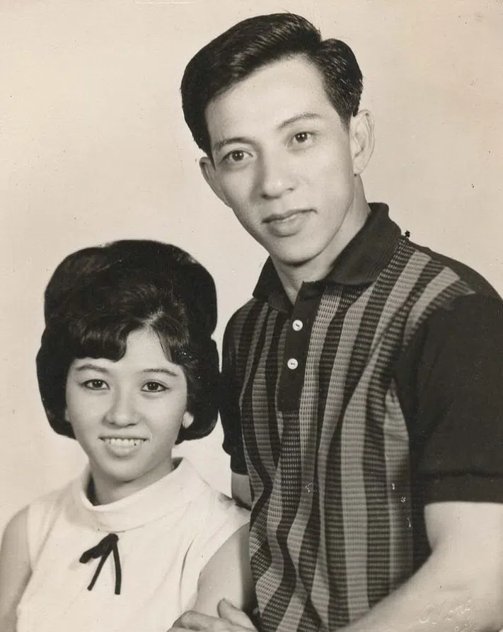 刘玲玲和刘心玲父母的旧照。（刘心玲IG）