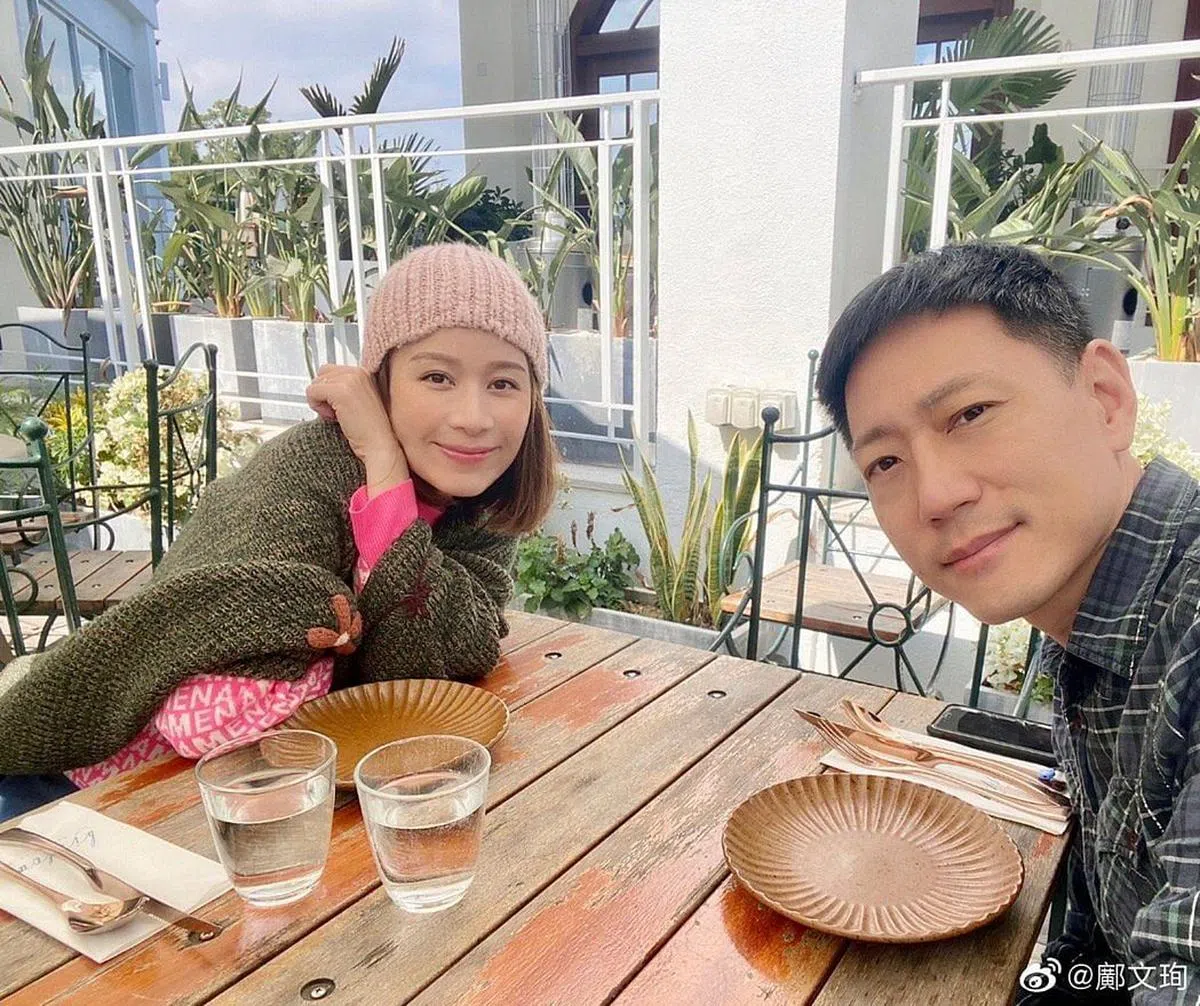邝文珣和老公的幸福合影。（取自艺人微博）