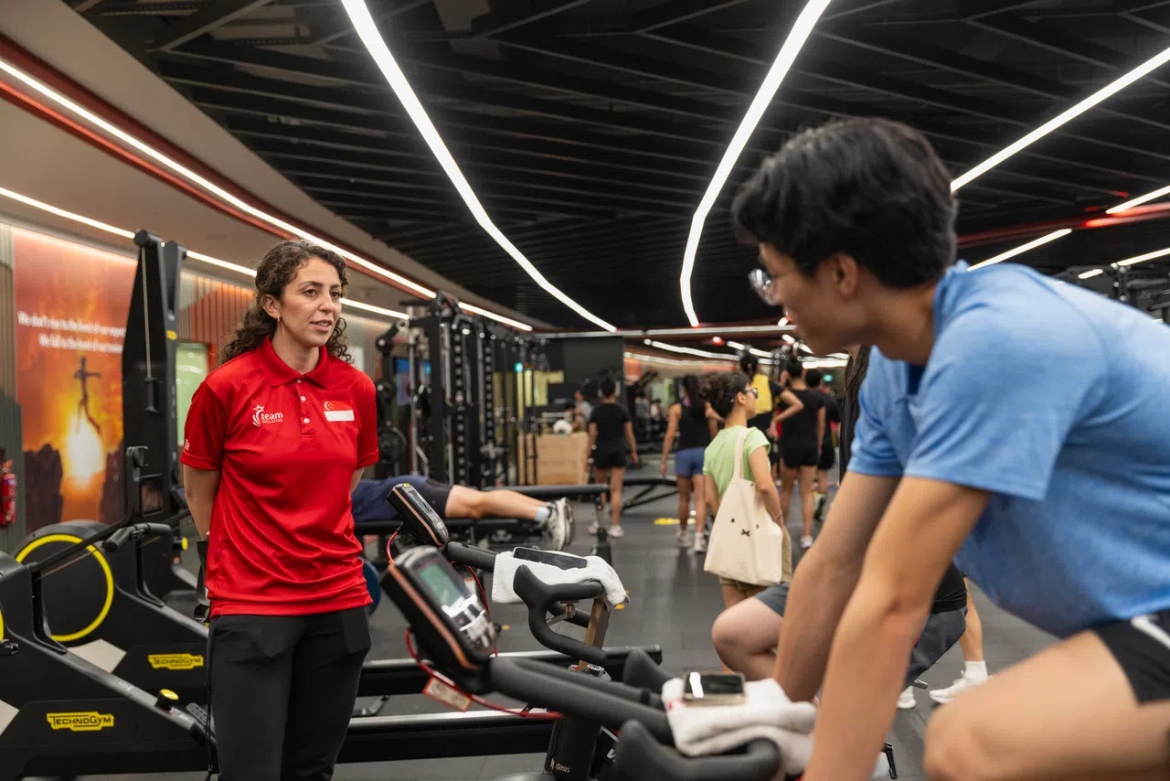 本地目前没有供短道速滑队训练的冰场，卜彦凯（右）在本地跟随教练妮可进行体能和脚踏车训练。（白艳琳摄）