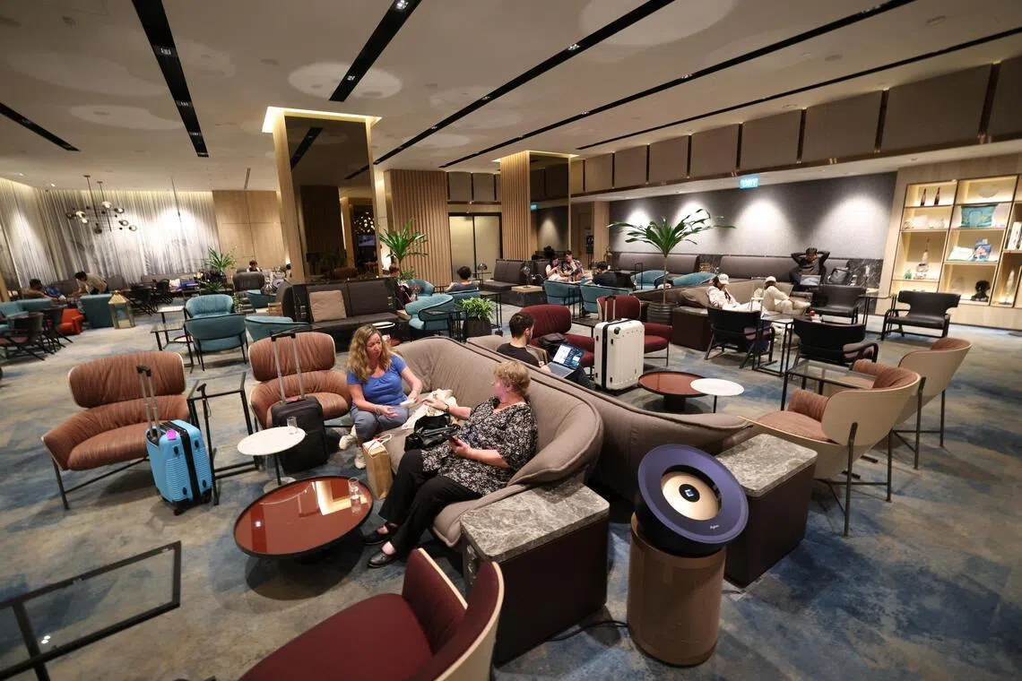 樟宜贵宾室设有不同设施，包括淋浴间、睡眠仓和会议室等，让乘客可在登机前或出境后，休息放松。（郑一鸣摄）