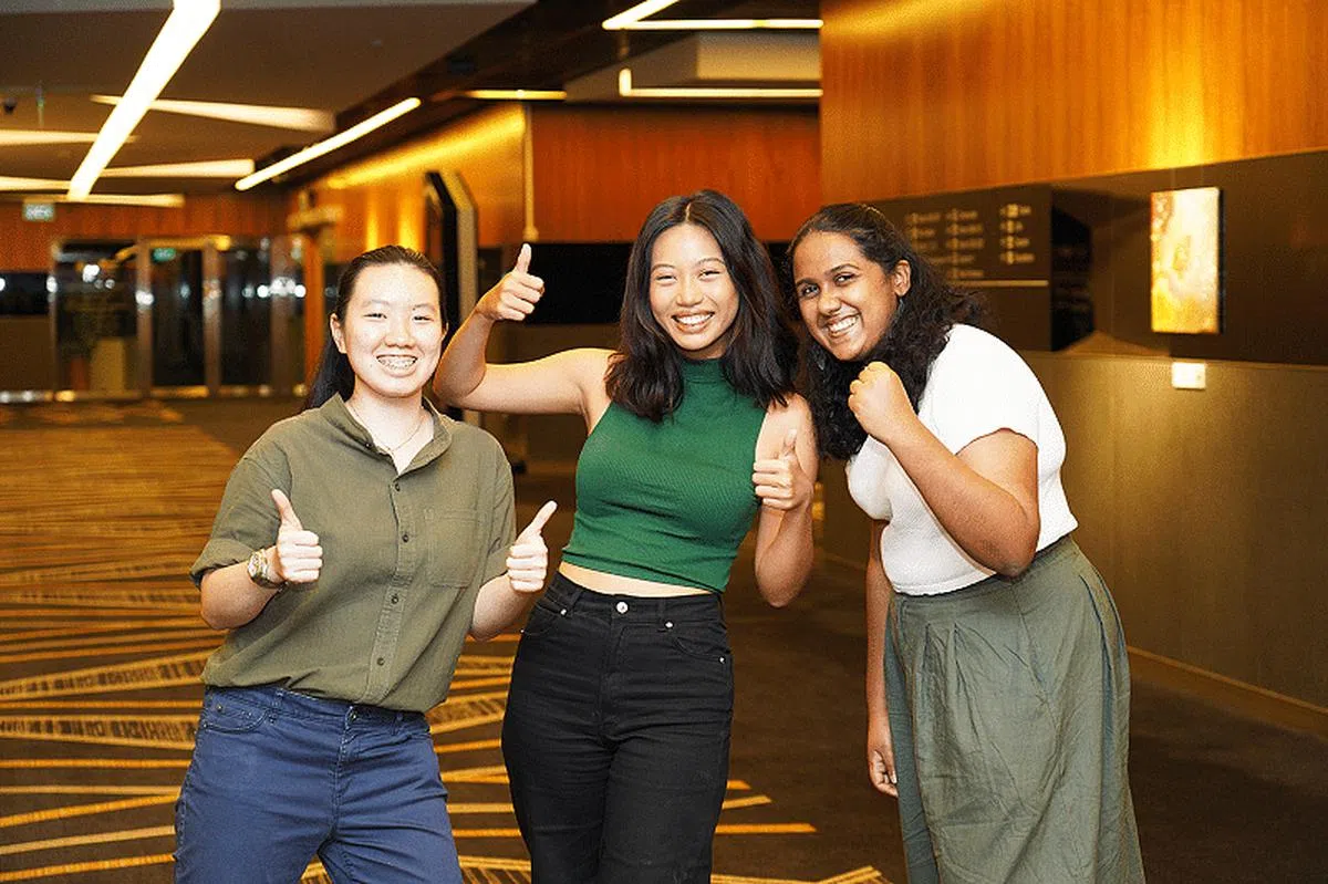 国大生叶爱玲（中）与 朋友Tasha（左一）和 Lekshmi Syam对推广环保教育充满热忱，组队参加了第三季“青年行动挑战”，要打造货柜环保教室，走进学校宣导环保。（图／全国青年理事会）