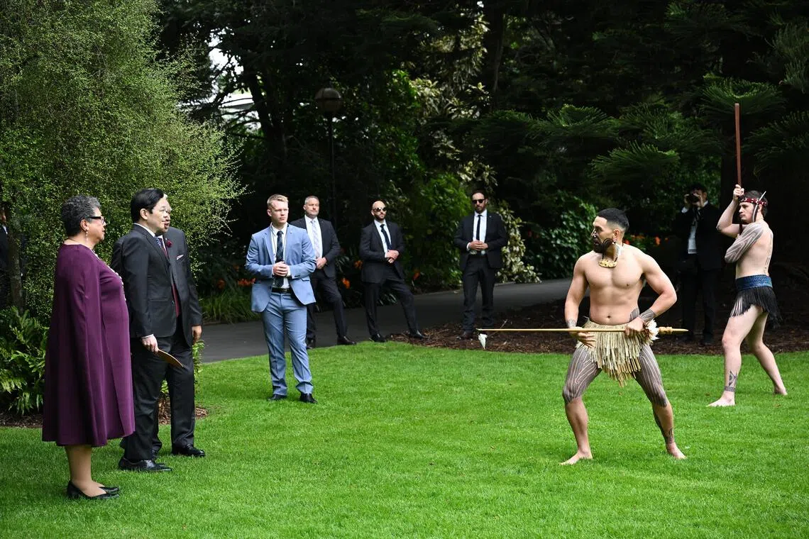 黄循财总理（左二）星期五早上到新西兰奥克兰总督府，出席了毛利人传统欢迎仪式，包括挑战、欢呼仪式和欢迎舞。（海峡时报）