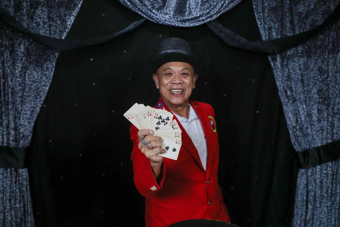 张发伟学习魔术多年，擅长扑克牌魔术表演。（张恺恩摄）
