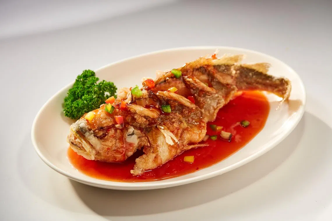 糖醋黄花鱼炸得外脆内嫩。（餐馆提供）