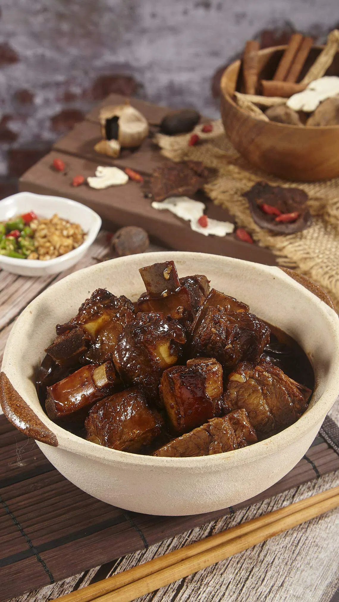 吧生（大树下）祥发肉骨茶的干肉骨茶，没有加鱿鱼丝等配料，避免抢味。（品巷提供）