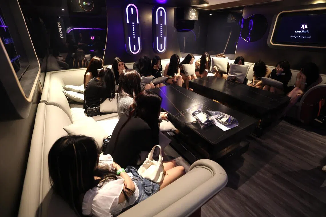 22名女子因涉及在未持有效工作准证的情况下，在公共娱乐场所上班，以及抵触妇女宪章，提供卖淫相关活动被捕。（陈斌勤摄）