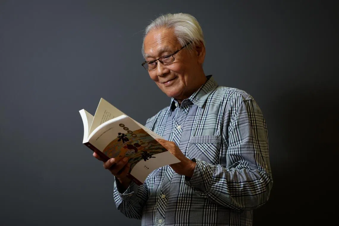 庄永康在书中自称“康叔”，亲切和善话说“宁荣二府”。（龙国雄摄）