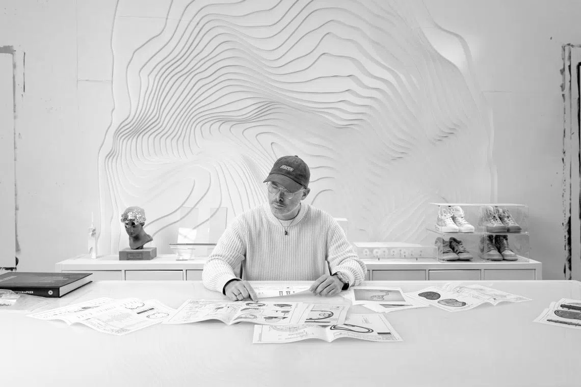 阿尔轩以将日常物品转化为“未来遗物”的独特风格著称，擅长对现代文物及当代人物形象加以侵蚀与重塑。（宇舶表提供）