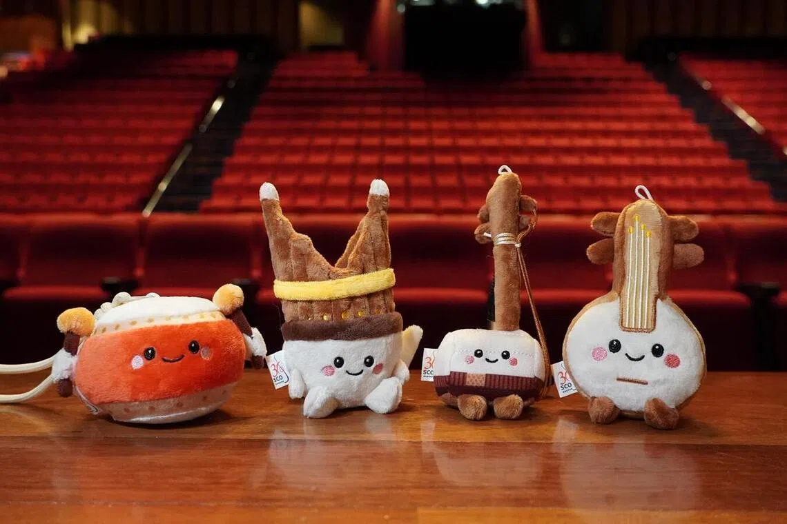“Little Treble Makers”毛绒挂件，以大鼓、笙、二胡和中阮为原型设计。（新加坡华乐团提供）