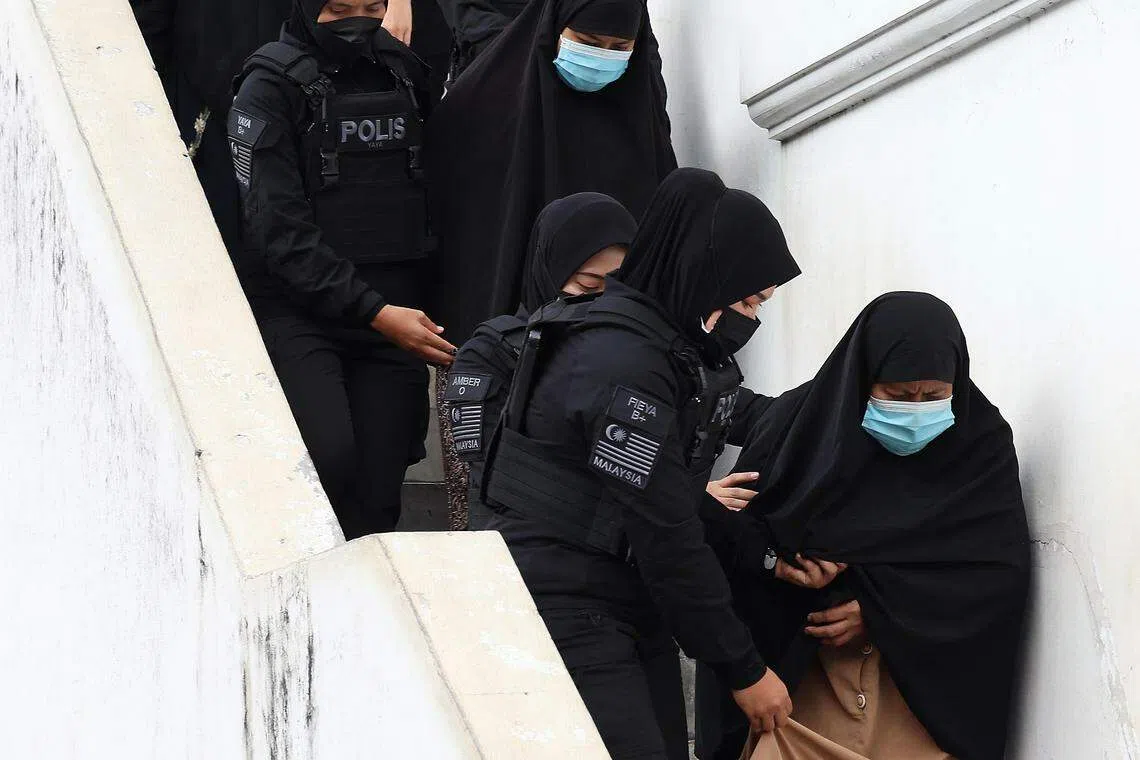柔佛乌鲁地南警局遇袭案的三名女被告，即凶徒的母亲罗斯娜（前）、妹妹玛丽雅（中）与姐姐法哈索碧丽娜（后）星期三（7月31日）离开新山地庭。她们都被控涉及恐怖活动。（马新社）