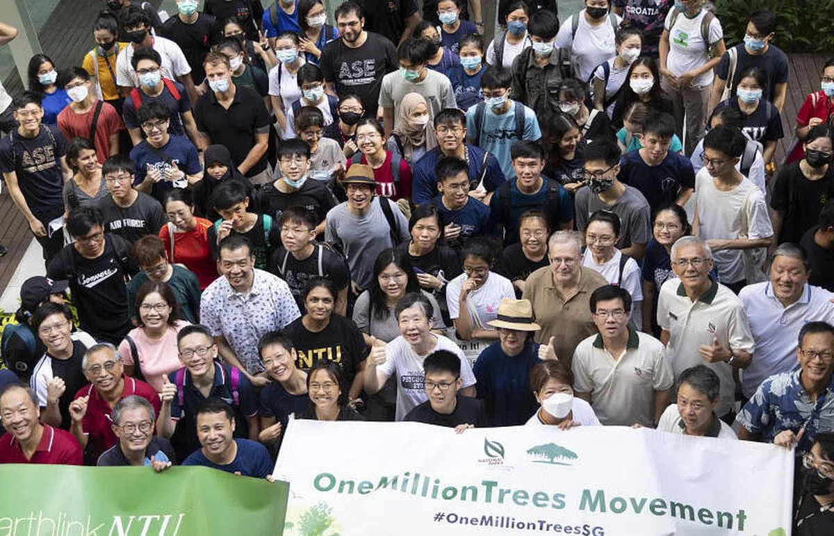 南大为响应百万树木运动，于8月20日举办植树活动。（陈来福摄）