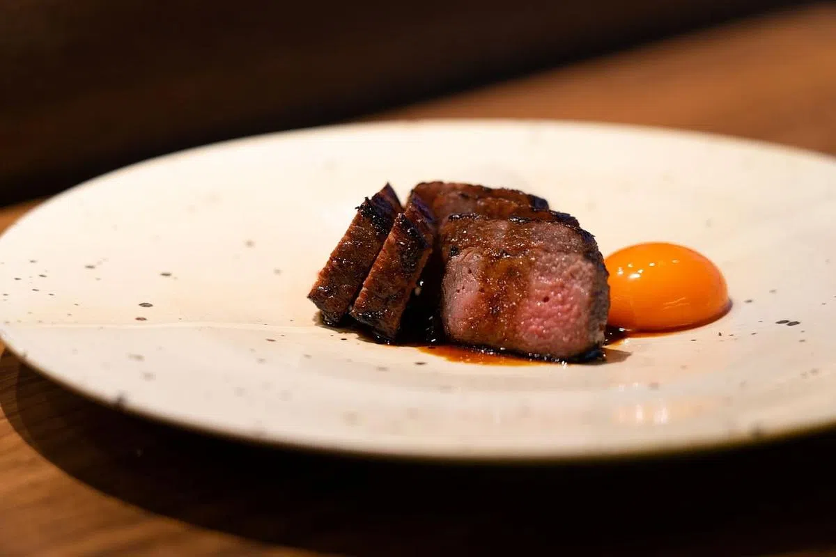 江野茜希望食客通过食物品尝到她的个性。图为一期一江餐馆的炭烤日本伊贺牛排配腌蛋黄。