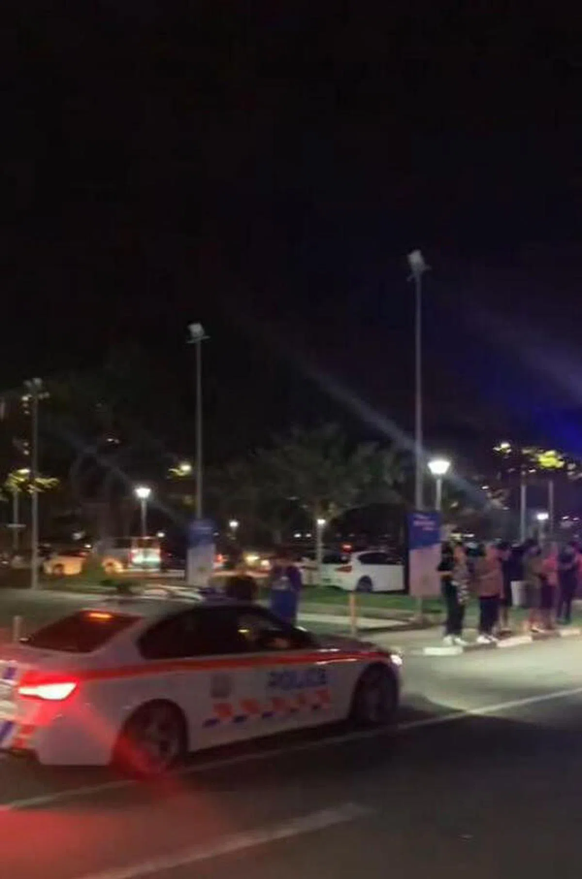 期间有警车到场。（取自网络）