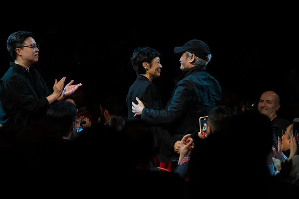 同样得奖的徐克导演（右戴帽者）是张艾嘉私下的好友也是影圈内的导师。（互联网）