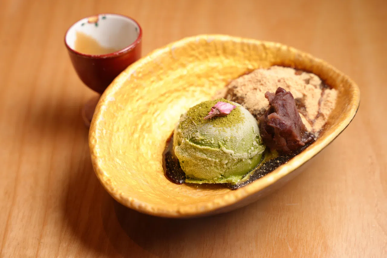 日本师傅亲手制作的抹茶蕨饼，搭配同为抹茶口味冰淇淋。蕨饼柔韧弹牙，抹茶冰淇淋绵密清香。（谢智扬摄）