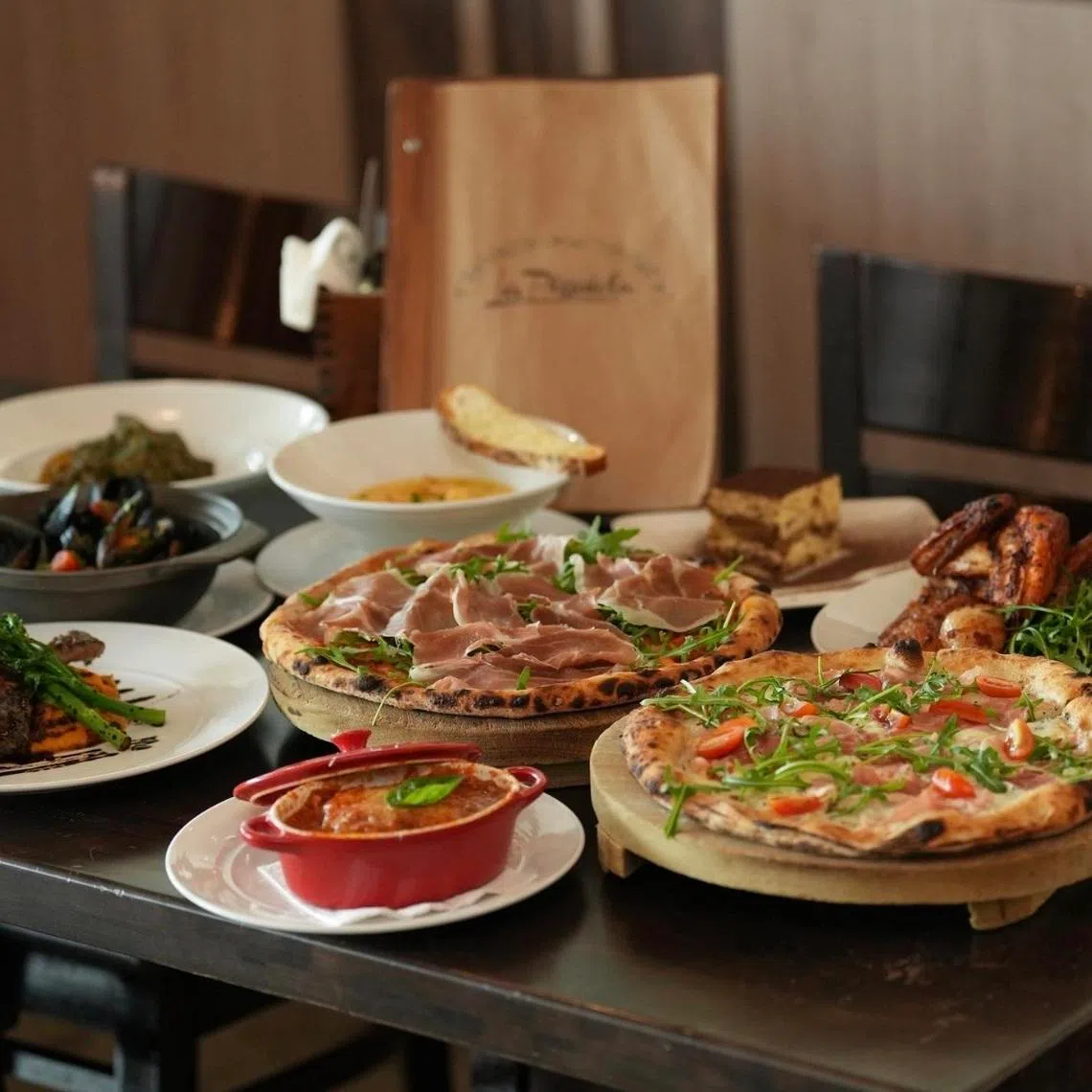 La Pizzaiola四道式双人套餐包括卡布里沙拉、意大利面、手作披萨和甜点。（餐馆提供）