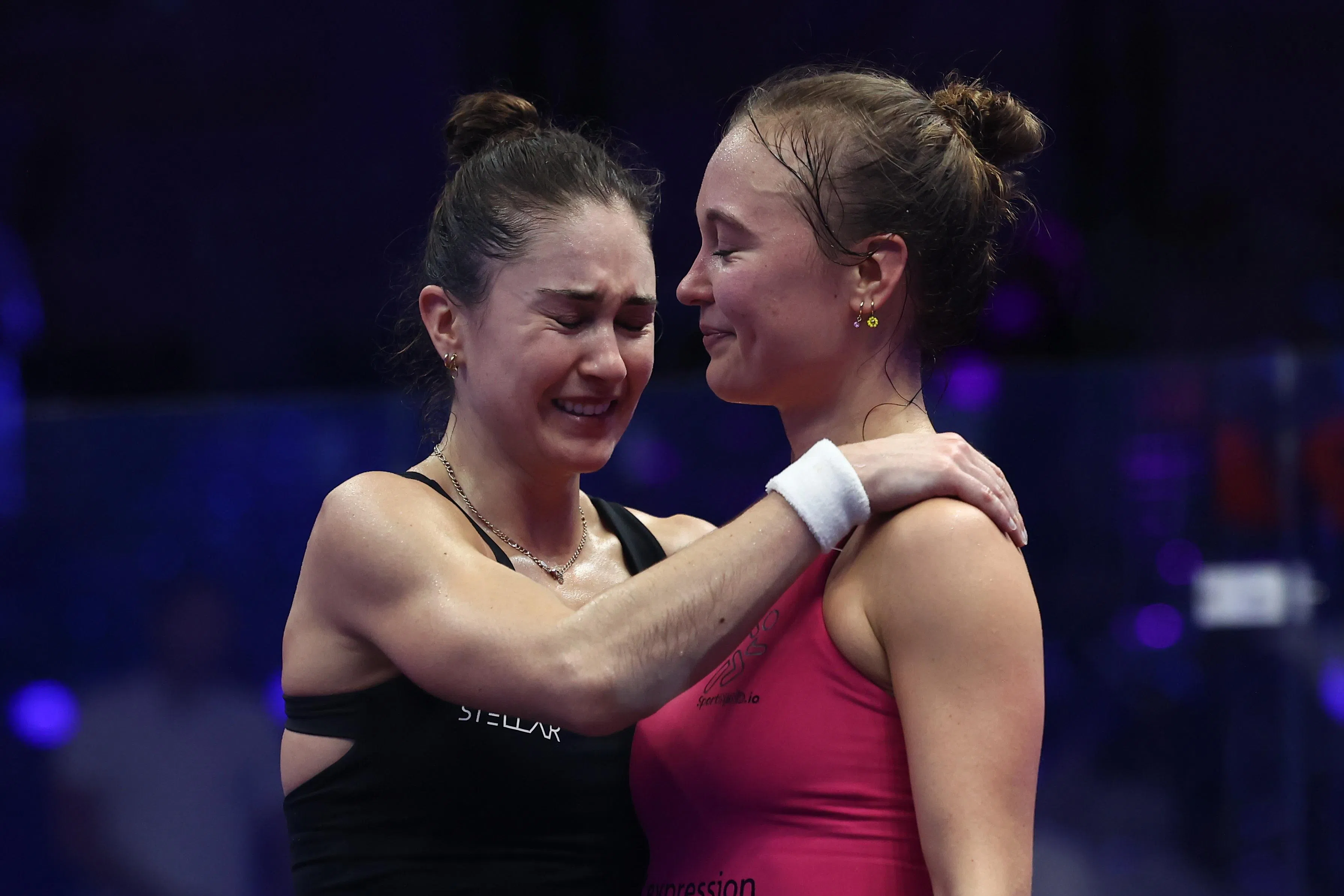 姐姐内勒（左）成功取胜，与妹妹相拥而泣。（陈渊庄摄）