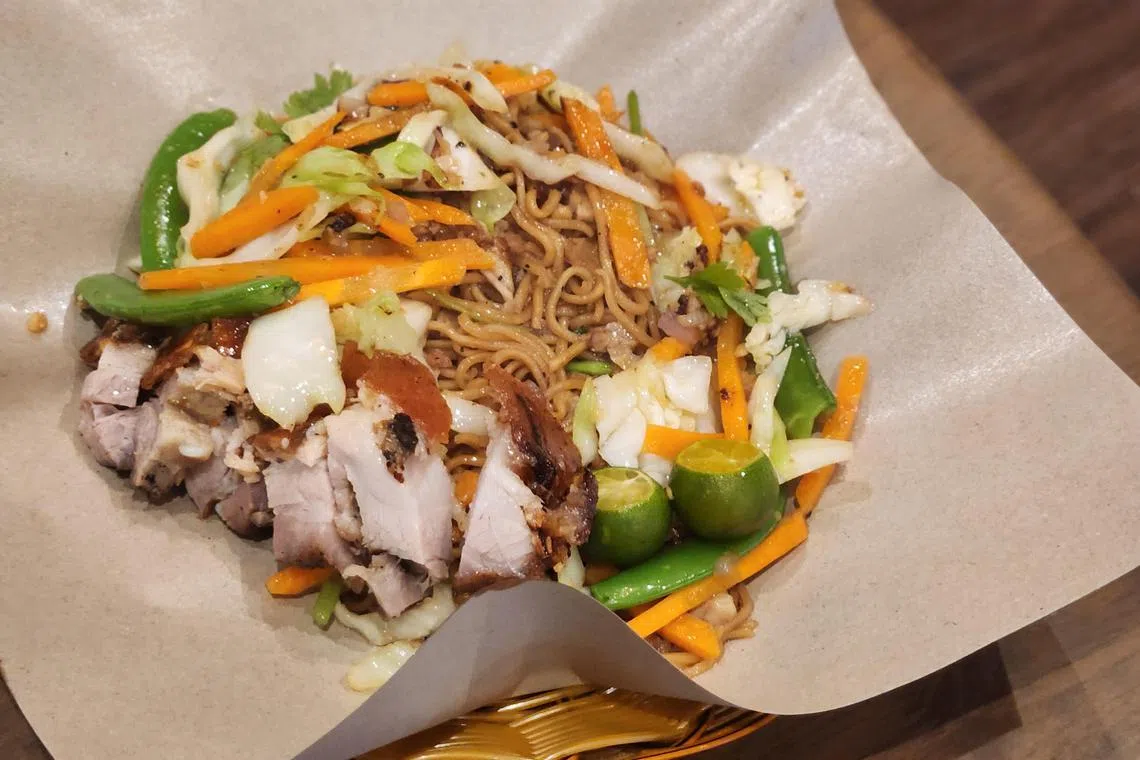 这碟烧肉炒面原来不是主食，而是一道下饭好菜。（陈爱薇摄）